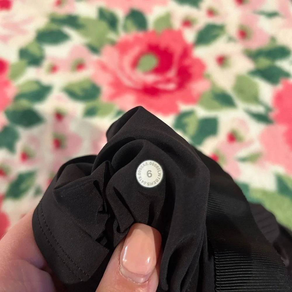 Lululemon Size 6 tuxedo stripe relaxed fit cuffed shorts